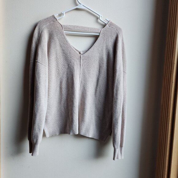 Hippie Rose Beige V-Neck Open Back Detail Sweater Size Medium - Picture 9 of 11